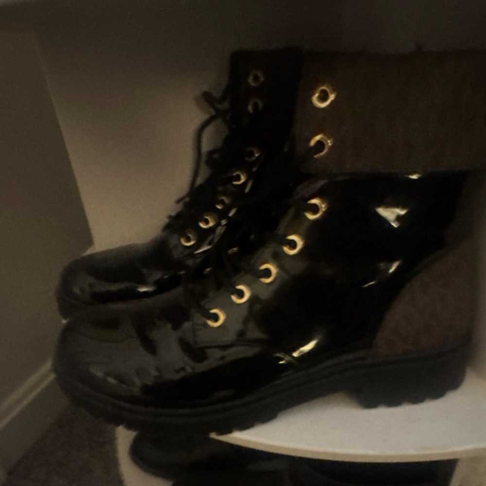 Woman Black Patent Leather Water Resistant Combat Boots Gold Eyelets Lace Up